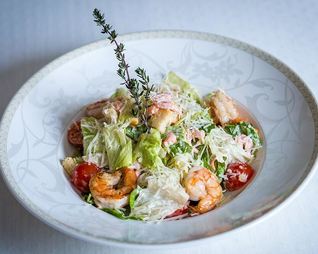 Салат цезарь с креветками королевский