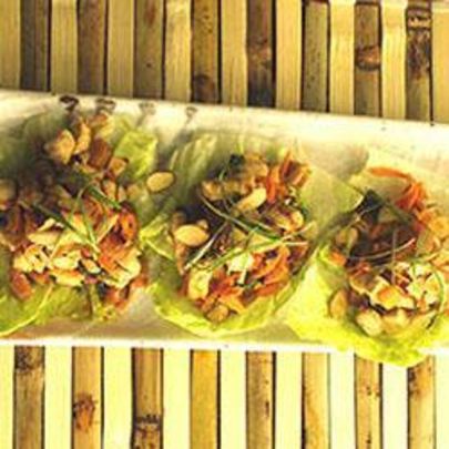 Салат Цезарь с курицей и черешней