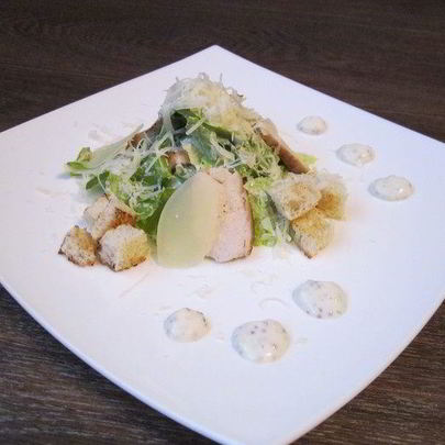 Салат Цезарь с курицей и йогуртом