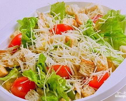 Салат Цезарь с курицей с помидорами