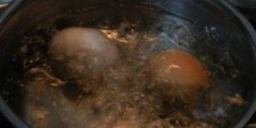 салат цезарь с курицей с помидорами