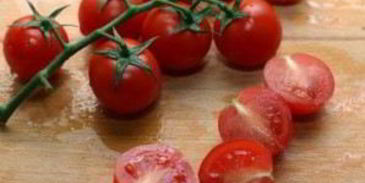 салат цезарь с курицей с помидорами