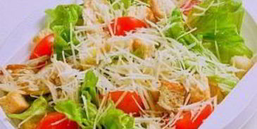 салат цезарь с курицей с помидорами