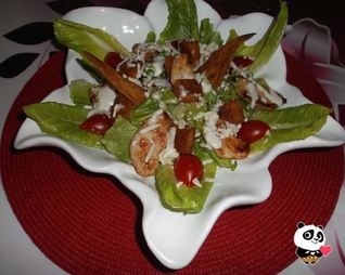 Салат Цезарь с курицей, сухариками и гранатовым соусом