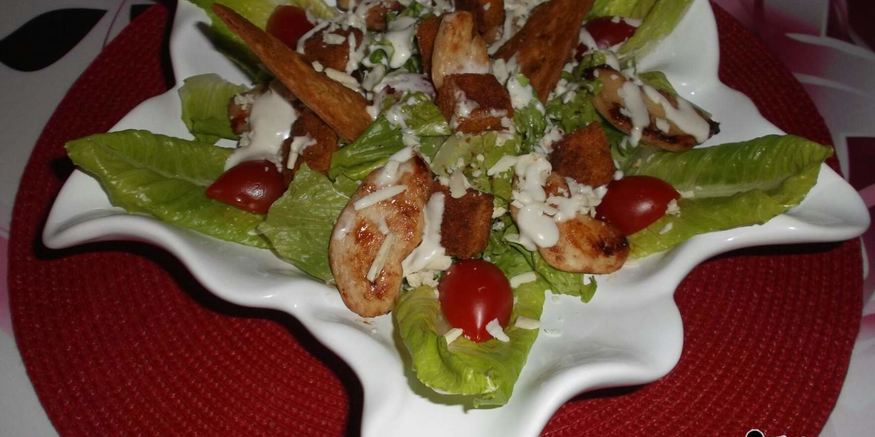 Рецепт салата цезарь с курицей, сухариками и гранатовым соусом
