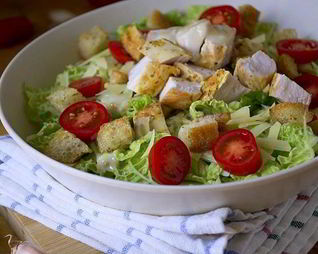 Салат Цезарь с курицей, сухариками и помидорами