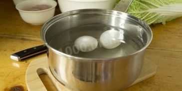 салат цезарь с курицей, сухариками и помидорами