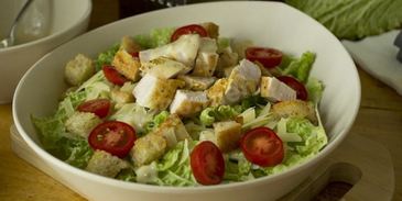 салат цезарь с курицей, сухариками и помидорами