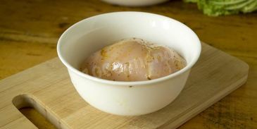 салат цезарь с курицей, сухариками и помидорами