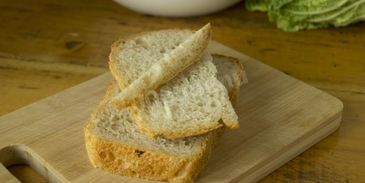 салат цезарь с курицей, сухариками и помидорами