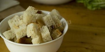 салат цезарь с курицей, сухариками и помидорами