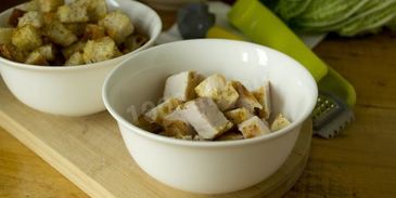 салат цезарь с курицей, сухариками и помидорами