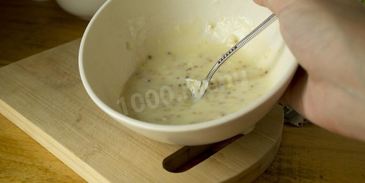 салат цезарь с курицей, сухариками и помидорами