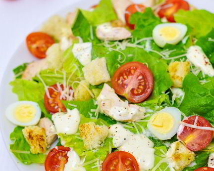 Салат Цезарь с курицей
