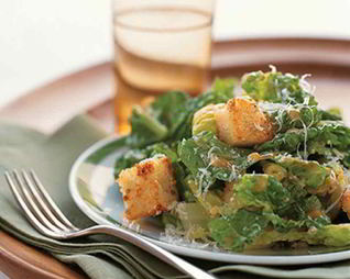 Салат Цезарь с маринованной обжаренной куриной грудкой и классической заправкой с вустерширским соусом