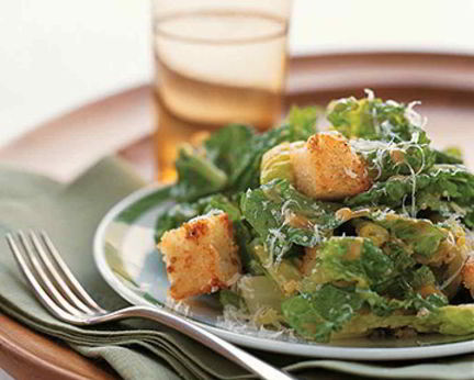 Салат Цезарь с маринованной обжаренной куриной грудкой и классической заправкой с вустерширским соусом