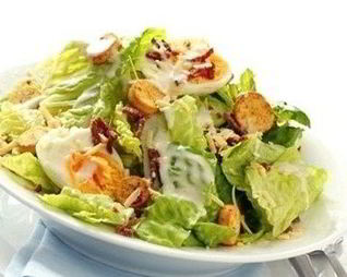 Салат Цезарь с палтусом