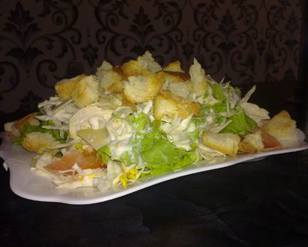 Салат Цезарь с пармезаном и помидорами