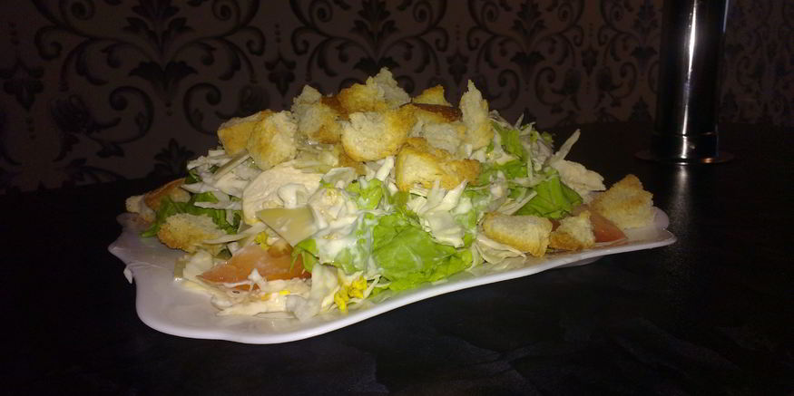 Рецепт салата цезарь с пармезаном и помидорами