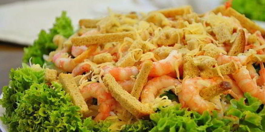 Рецепт салата цезарь слоеный