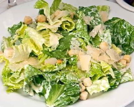 Салат цезарь со сметанно-лимонной заправкой