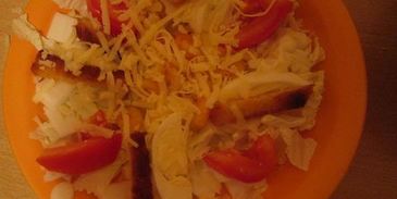 салат цезарьс креветками