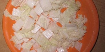 салат цезарьс креветками