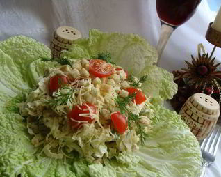 Цезарь по-домашнему с пекинской капустой и куриной грудкой