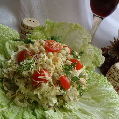 Цезарь по-домашнему с пекинской капустой и куриной грудкой