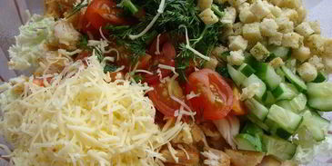 цезарь по-домашнему с пекинской капустой и куриной грудкой