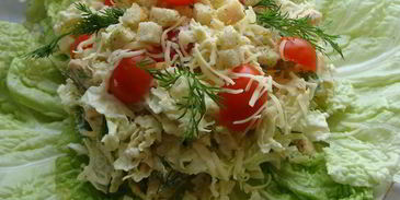 цезарь по-домашнему с пекинской капустой и куриной грудкой