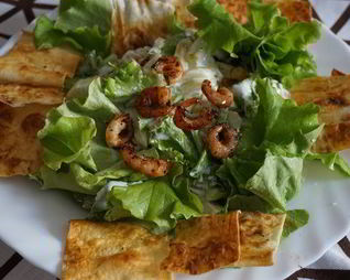 Цезарь с чипсами из лаваша