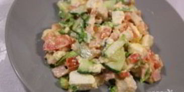 цезарь с курицей и сухариками