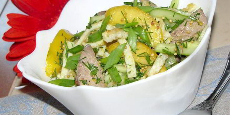 Рецепт салатика летнего с абрикосами и куриной печенью