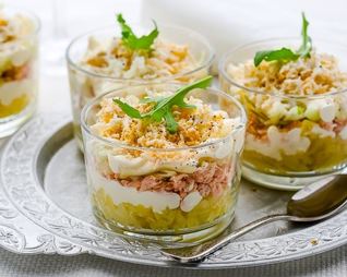 Слоеный салат с копченой горбушей