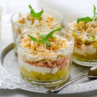 Слоеный салат с копченой горбушей