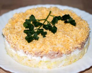 Слоеный салат с печенью трески, твердым сыром и картошкой