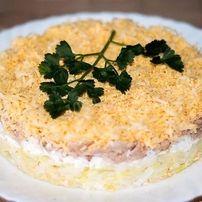 Слоеный салат с печенью трески, твердым сыром и картошкой