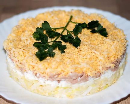 Слоеный салат с печенью трески, твердым сыром и картошкой