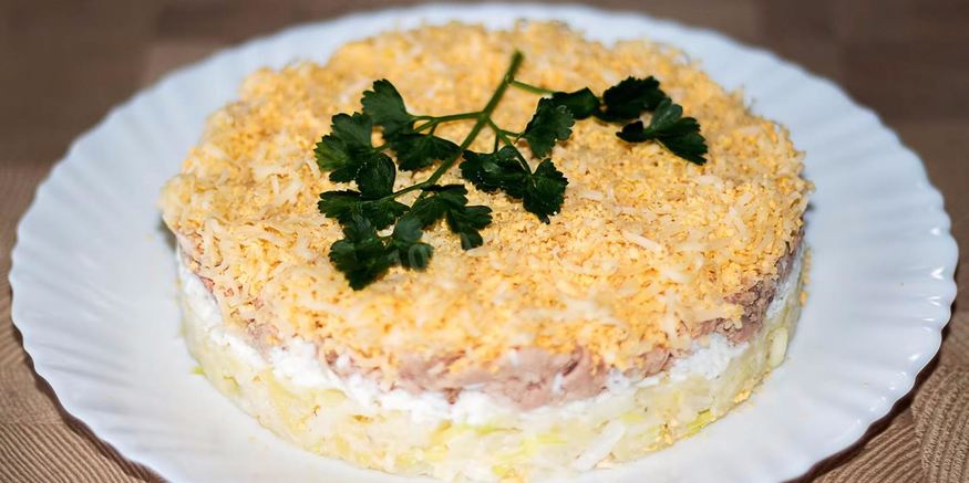 Рецепт слоеного салата с печенью трески, твердым сыром и картошкой