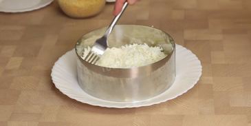 слоеный салат с печенью трески, твердым сыром и картошкой