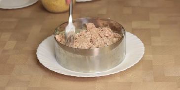 слоеный салат с печенью трески, твердым сыром и картошкой