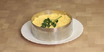 слоеный салат с печенью трески, твердым сыром и картошкой