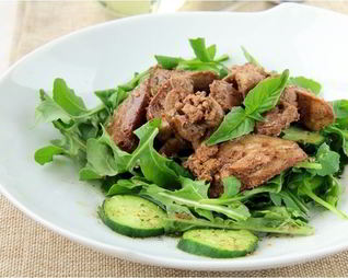 Теплый салат из куриной печени с рукколой