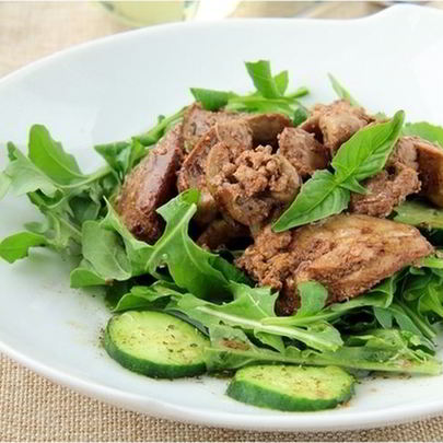Теплый салат из куриной печени с рукколой