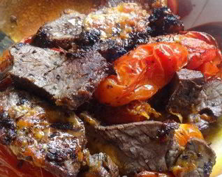 Теплый салат с помидорами и говядиной