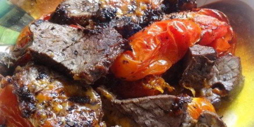 Рецепт теплого салата с помидорами и говядиной