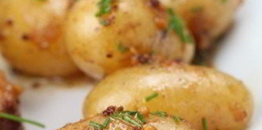 Рецепт отварного картофеля с винегретом из трав и вермутом