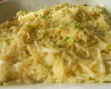 Салат из корня сельдерея и яблок с винегретом из масла фундука