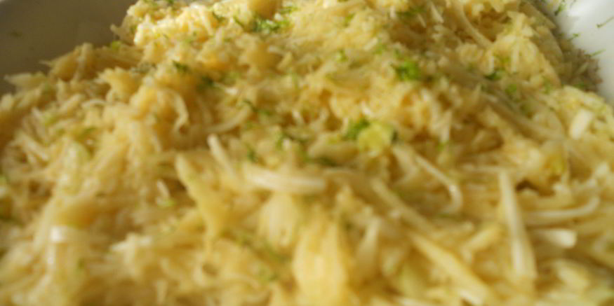 Рецепт салата из корня сельдерея и яблок с винегретом из масла фундука